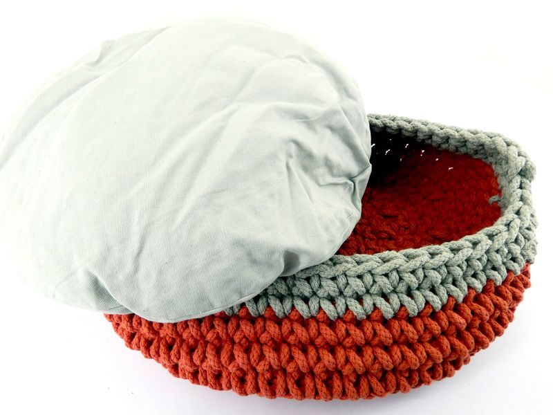 Mega Knitted Cat Basket Grey And Red  40CM